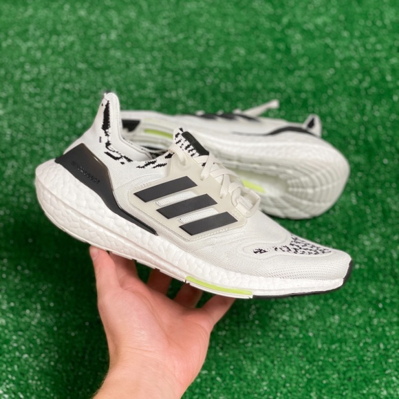 adidas | Shoes | Adidas Originals Ultraboost 22 Mens Running Shoes White  Black Gx5573 New Size 8 | Poshmark
